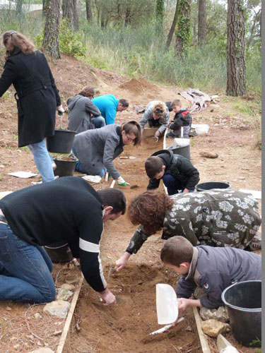 Les bénévoles de l'AMAP des Maures en pleine initiation aux fouilles archéologiques