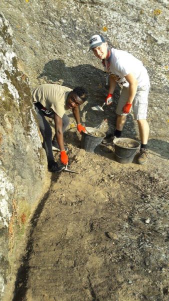 Curage des rigoles d'une maison du fort freinet pour mieux comprendre les vestiges. @L. BOUDINOT