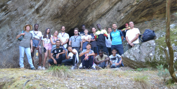 Le groupe le dernier jour de chantier devant la Baume des Maures. @L. BOUDINOT