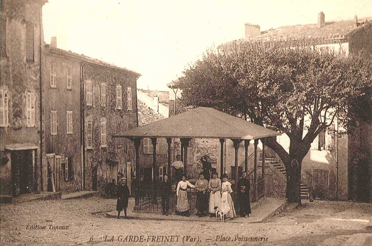 0521-carte-postale-la-garde-freinet-place-du-marche-1