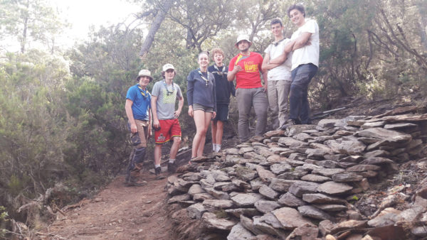 Un talus de pierres pour renforcer le lacet.