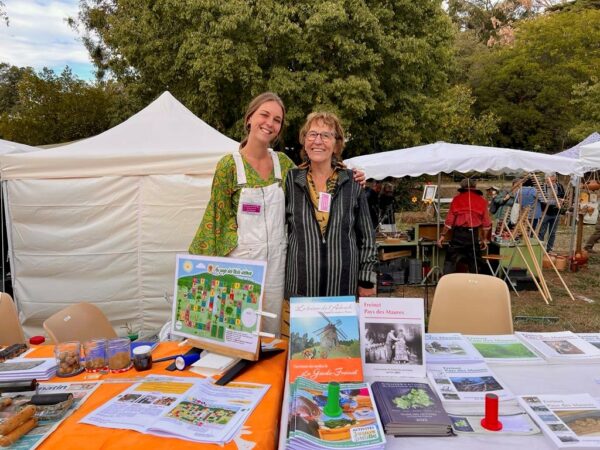 Claudine et et Juliette sur le stand du Conservatoire.