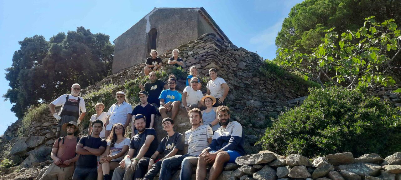 Le dernier jour, le groupe devant un des œuvres terminés.