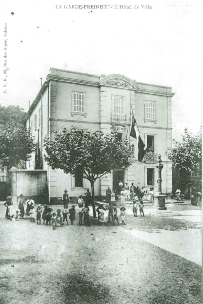 La place de l’Hôtel de Ville autrefois peuplée des enfants de l’école