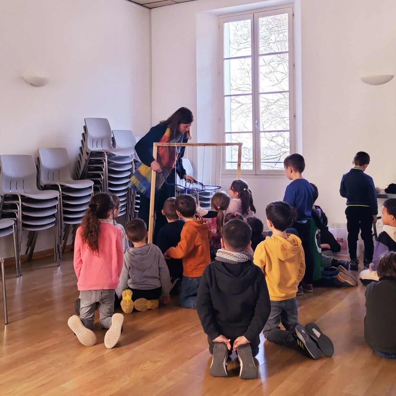 Un grand cadre pour tisser ensemble une œuvre collective.