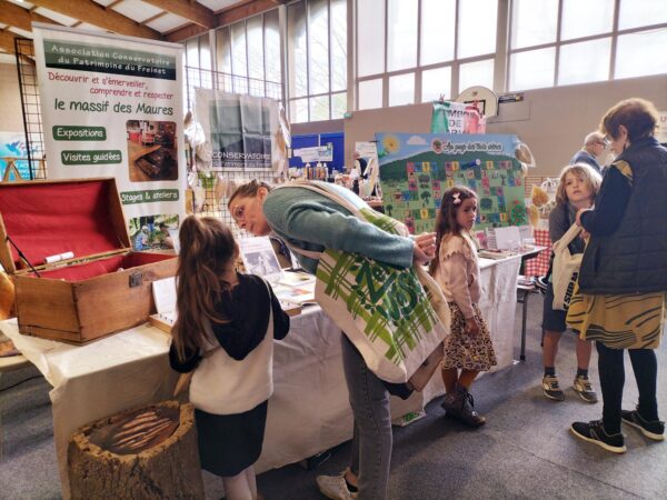 Beaucoup d’enfants se sont arrêtés au stand.