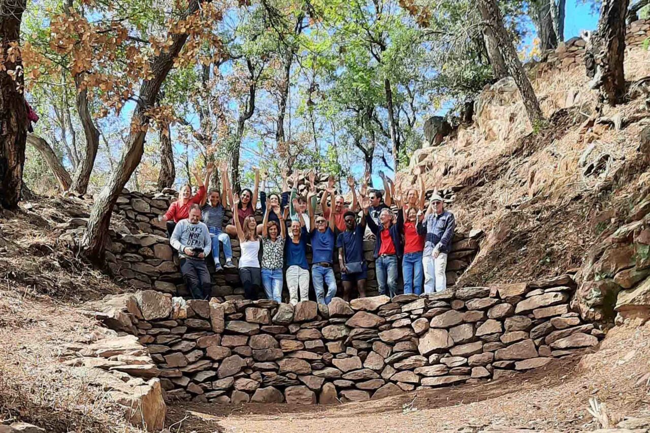 Le groupe heureux et fier du beau travail accompli.
