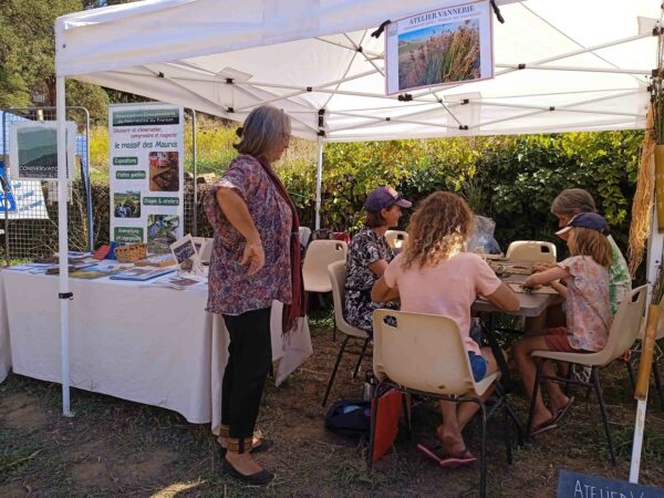 Le stand du Conservatoire sur la gauche et l'atelier d'initiation vannerie sur la droite.